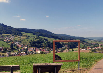 Der erste Rahmen steht auf dem Kappelberg vor der Gedächtniskapelle mit einer herrlichen Aussicht auf Dörlinbach sowie über das Tal in Richtung Schuttertal.