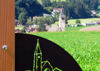 Der erste Rahmen steht auf dem Kappelberg vor der Gedächtniskapelle mit einer herrlichen Aussicht auf Dörlinbach sowie über das Tal in Richtung Schuttertal.