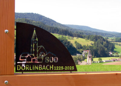 Der erste Rahmen steht auf dem Kappelberg vor der Gedächtniskapelle mit einer herrlichen Aussicht auf Dörlinbach sowie über das Tal in Richtung Schuttertal.