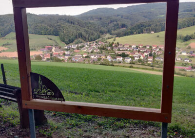 Der zweite Rahmen wurde am Heuweg installiert, direkt bevor der Weg in den Wald führt. Von dort aus eröffnet sich ein wunderbarer Blick auf den Jubiläumsort Dörlinbach.