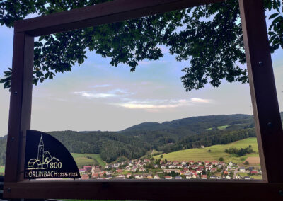 Der zweite Rahmen wurde am Heuweg installiert, direkt bevor der Weg in den Wald führt. Von dort aus eröffnet sich ein wunderbarer Blick auf den Jubiläumsort Dörlinbach.