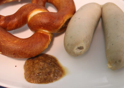 Impressionen vom Oktoberfest des SV Dörlinbach. Es lockten reichlich Bier, ein Weißwurst-Frühstück sowie ein Spieß mit den Haxen, Fußball und Live-Musik.