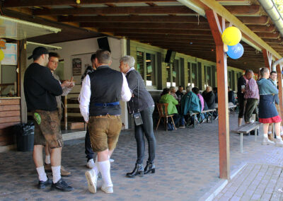 Impressionen vom Oktoberfest des SV Dörlinbach. Es lockten reichlich Bier, ein Weißwurst-Frühstück sowie ein Spieß mit den Haxen, Fußball und Live-Musik.