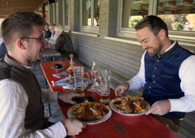 Impressionen vom Oktoberfest des SV Dörlinbach. Es lockten reichlich Bier, ein Weißwurst-Frühstück sowie ein Spieß mit den Haxen, Fußball und Live-Musik.