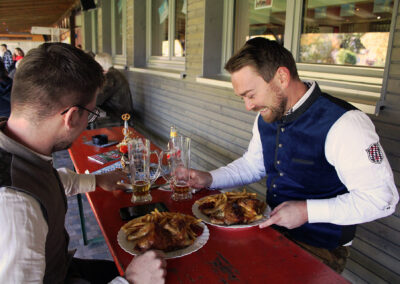 Impressionen vom Oktoberfest des SV Dörlinbach. Es lockten reichlich Bier, ein Weißwurst-Frühstück sowie ein Spieß mit den Haxen, Fußball und Live-Musik.