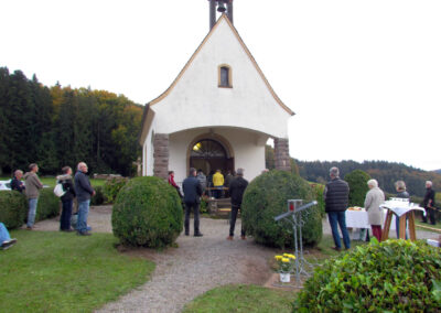 Impressionen von der Dank- und Gedenkfeier der Pfarrgemeinde auf dem Kappelberg. Die Jubiläumsfeier lockte über 60 Bürgerinnen und Bürger zum Kapellchen.