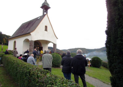 Impressionen von der Dank- und Gedenkfeier der Pfarrgemeinde auf dem Kappelberg. Die Jubiläumsfeier lockte über 60 Bürgerinnen und Bürger zum Kapellchen.