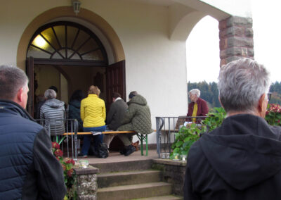 Impressionen von der Dank- und Gedenkfeier der Pfarrgemeinde auf dem Kappelberg. Die Jubiläumsfeier lockte über 60 Bürgerinnen und Bürger zum Kapellchen.