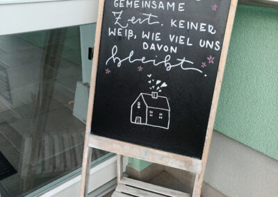 Woche für Woche präsentiert Jasmin Ritter einen Spruch, ein Zitat zu Trauer, Erinnerung und Liebe am Eingang zu ihrem Bestattungshaus.