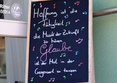 Woche für Woche präsentiert Jasmin Ritter einen Spruch, ein Zitat zu Trauer, Erinnerung und Liebe am Eingang zu ihrem Bestattungshaus.