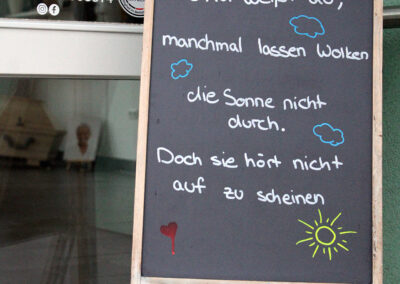 Woche für Woche präsentiert Jasmin Ritter einen Spruch, ein Zitat zu Trauer, Erinnerung und Liebe am Eingang zu ihrem Bestattungshaus.