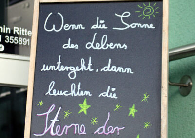 Woche für Woche präsentiert Jasmin Ritter einen Spruch, ein Zitat zu Trauer, Erinnerung und Liebe am Eingang zu ihrem Bestattungshaus.