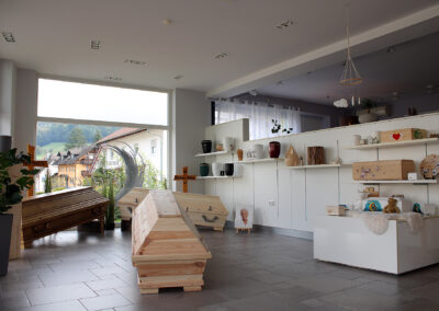 Impressionen aus dem Empfangs- und Präsentationsraum. Das neue Bestattungshaus zeigt sich in frischem Licht und mit einem warmen, einladenden Konzept.