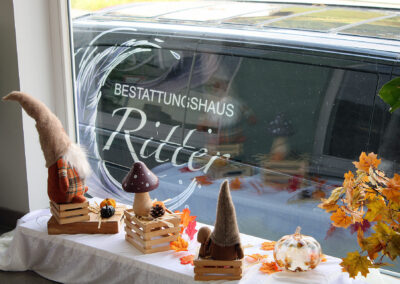 Impressionen aus dem Empfangs- und Präsentationsraum. Das neue Bestattungshaus zeigt sich in frischem Licht und mit einem warmen, einladenden Konzept.