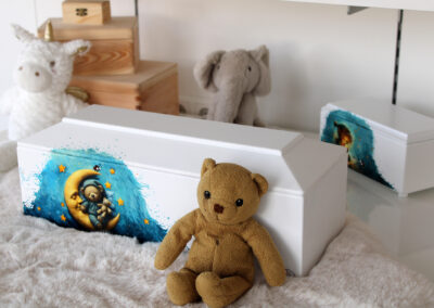 Impressionen aus dem Empfangs- und Präsentationsraum. Das neue Bestattungshaus zeigt sich in frischem Licht und mit einem warmen, einladenden Konzept.