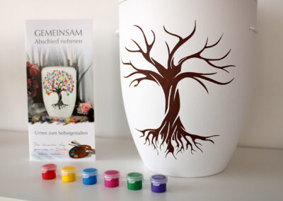 Impressionen aus dem Empfangs- und Präsentationsraum. Das neue Bestattungshaus zeigt sich in frischem Licht und mit einem warmen, einladenden Konzept.