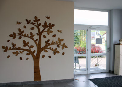 Impressionen aus dem Empfangs- und Präsentationsraum. Das neue Bestattungshaus zeigt sich in frischem Licht und mit einem warmen, einladenden Konzept.