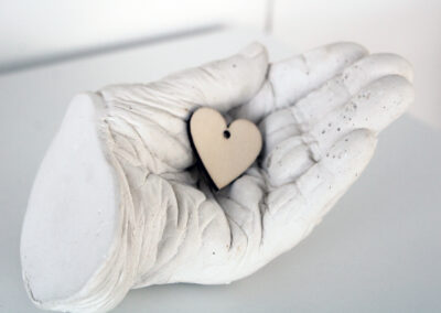 Impressionen aus dem Empfangs- und Präsentationsraum. Das neue Bestattungshaus zeigt sich in frischem Licht und mit einem warmen, einladenden Konzept.