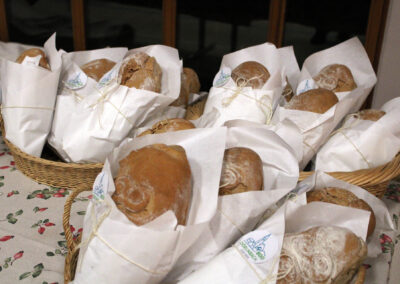 Verschiedene Jubiläumsprodukte wie Kalender, T-Shirts, Jubiläumsnudeln und auch Jubuläumsbrot konnten beim Dankeschönfest erworben werden.