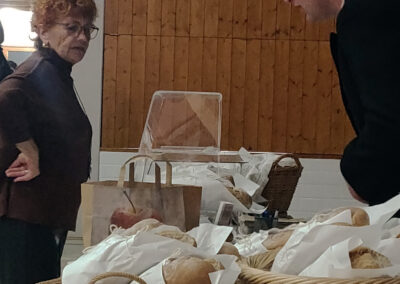 Verschiedene Jubiläumsprodukte wie Kalender, T-Shirts, Jubiläumsnudeln und auch Jubuläumsbrot konnten beim Dankeschönfest erworben werden.