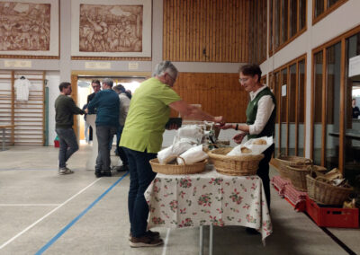 Verschiedene Jubiläumsprodukte wie Kalender, T-Shirts, Jubiläumsnudeln und auch Jubuläumsbrot konnten beim Dankeschönfest erworben werden.
