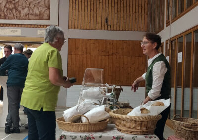 Verschiedene Jubiläumsprodukte wie Kalender, T-Shirts, Jubiläumsnudeln und auch Jubuläumsbrot konnten beim Dankeschönfest erworben werden.