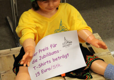 Verschiedene Jubiläumsprodukte wie Kalender, T-Shirts, Jubiläumsnudeln und auch Jubuläumsbrot konnten beim Dankeschönfest erworben werden.