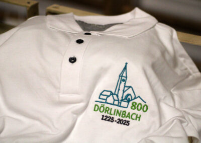 Verschiedene Jubiläumsprodukte wie Kalender, T-Shirts, Jubiläumsnudeln und auch Jubuläumsbrot konnten beim Dankeschönfest erworben werden.