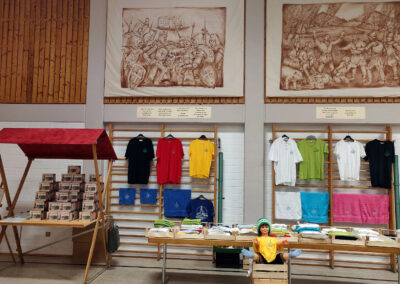 Verschiedene Jubiläumsprodukte wie Kalender, T-Shirts, Jubiläumsnudeln und auch Jubuläumsbrot konnten beim Dankeschönfest erworben werden.