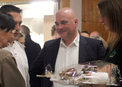 Ein Geschenkkorb mit Jubiläumsprodukten für die gelungene Zusammenarbeit zwischen dem Rathaus und dem Organisationsteam.