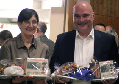 Ein Geschenkkorb mit Jubiläumsprodukten für die gelungene Zusammenarbeit zwischen dem Rathaus und dem Organisationsteam.