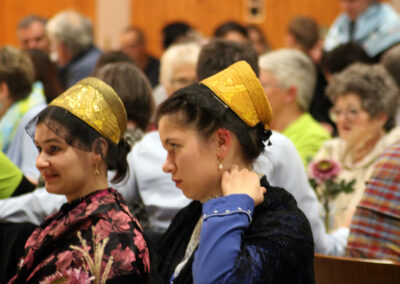 Junge Erwachsenen verliehen dem Jubiläum mit ihren Trachten und ihrer Begeisterung eine glanzvolle Note.