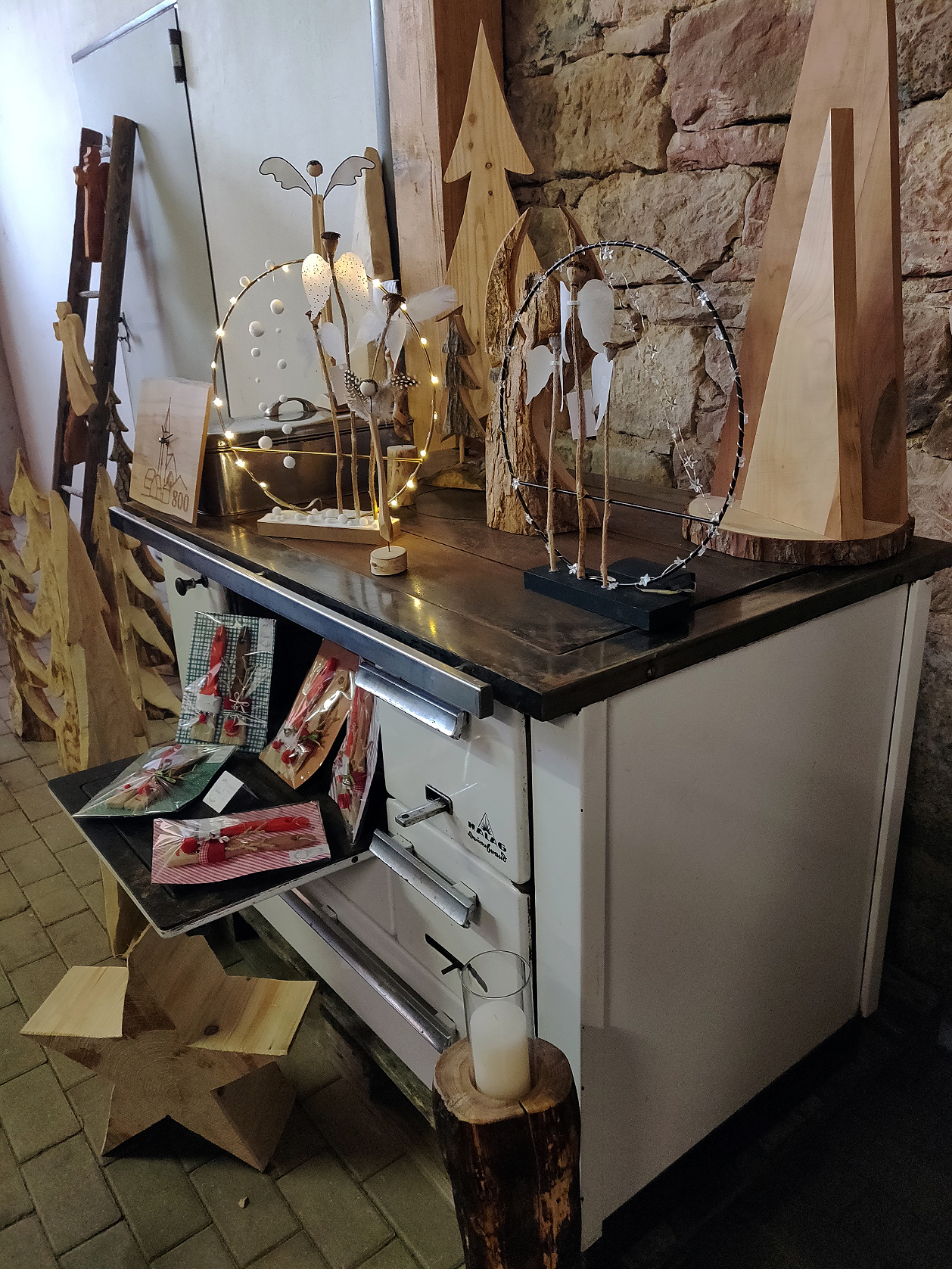 Impressionen vom Weihnachtsmarkt des Lions Club Lahr-Ortenau. Am zweiten Adventssonntag war wieder die alte Dörlinbacher Schmiede der Anziehungspunkt.