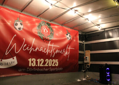 Impressionen vom Weihnachtsmarkt des Sportvereins. Über 30 Verkaufsstände luden auf das Sportplatzgelände ein.