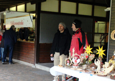 Impressionen vom Weihnachtsmarkt des Sportvereins. Über 30 Verkaufsstände luden auf das Sportplatzgelände ein.
