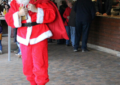 Impressionen vom Weihnachtsmarkt des Sportvereins. Über 30 Verkaufsstände luden auf das Sportplatzgelände ein.