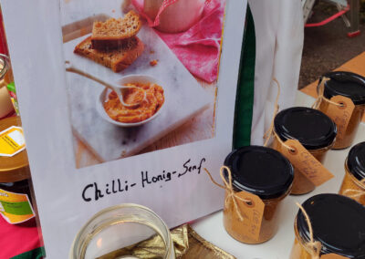 Impressionen vom Weihnachtsmarkt des Sportvereins. Über 30 Verkaufsstände luden auf das Sportplatzgelände ein.