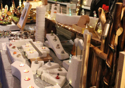 Impressionen vom Weihnachtsmarkt des Sportvereins. Über 30 Verkaufsstände luden auf das Sportplatzgelände ein.