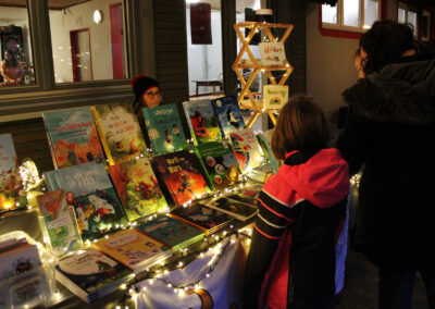 Impressionen vom Weihnachtsmarkt des Sportvereins. Über 30 Verkaufsstände luden auf das Sportplatzgelände ein.
