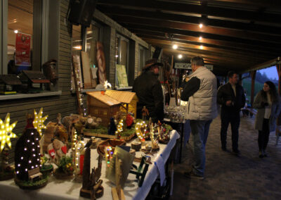 Impressionen vom Weihnachtsmarkt des Sportvereins. Über 30 Verkaufsstände luden auf das Sportplatzgelände ein.