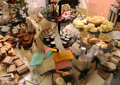 Impressionen vom Weihnachtsmarkt des Sportvereins. Über 30 Verkaufsstände luden auf das Sportplatzgelände ein.