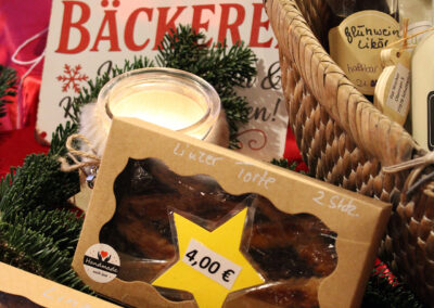 Impressionen vom Weihnachtsmarkt des Sportvereins. Über 30 Verkaufsstände luden auf das Sportplatzgelände ein.