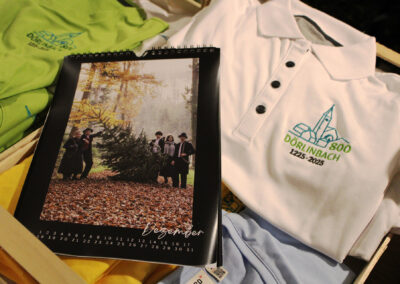 Impressionen vom Weihnachtsmarkt des Sportvereins. Über 30 Verkaufsstände luden auf das Sportplatzgelände ein.