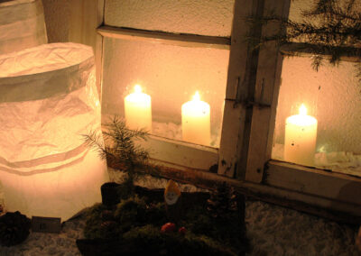 Impressionen vom Weihnachtsmarkt des Sportvereins. Über 30 Verkaufsstände luden auf das Sportplatzgelände ein.