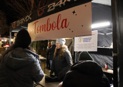 Impressionen vom Weihnachtsmarkt des Sportvereins. Über 30 Verkaufsstände luden auf das Sportplatzgelände ein.