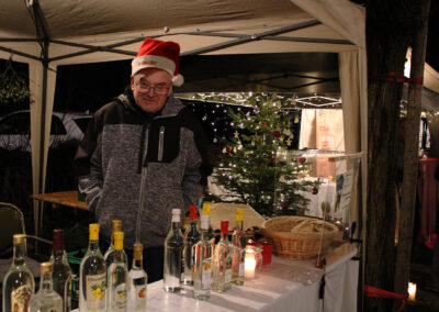 Impressionen vom Weihnachtsmarkt des Sportvereins. Über 30 Verkaufsstände luden auf das Sportplatzgelände ein.