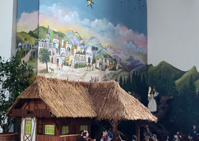 Die runderneuerte Dörlinbacher Kirchenkrippe lädt in diesem Jahr wahrlich zum Staunen ein. Sie vereint kreative Gestaltung, Detailreichtum und tiefgründige Symbolik.