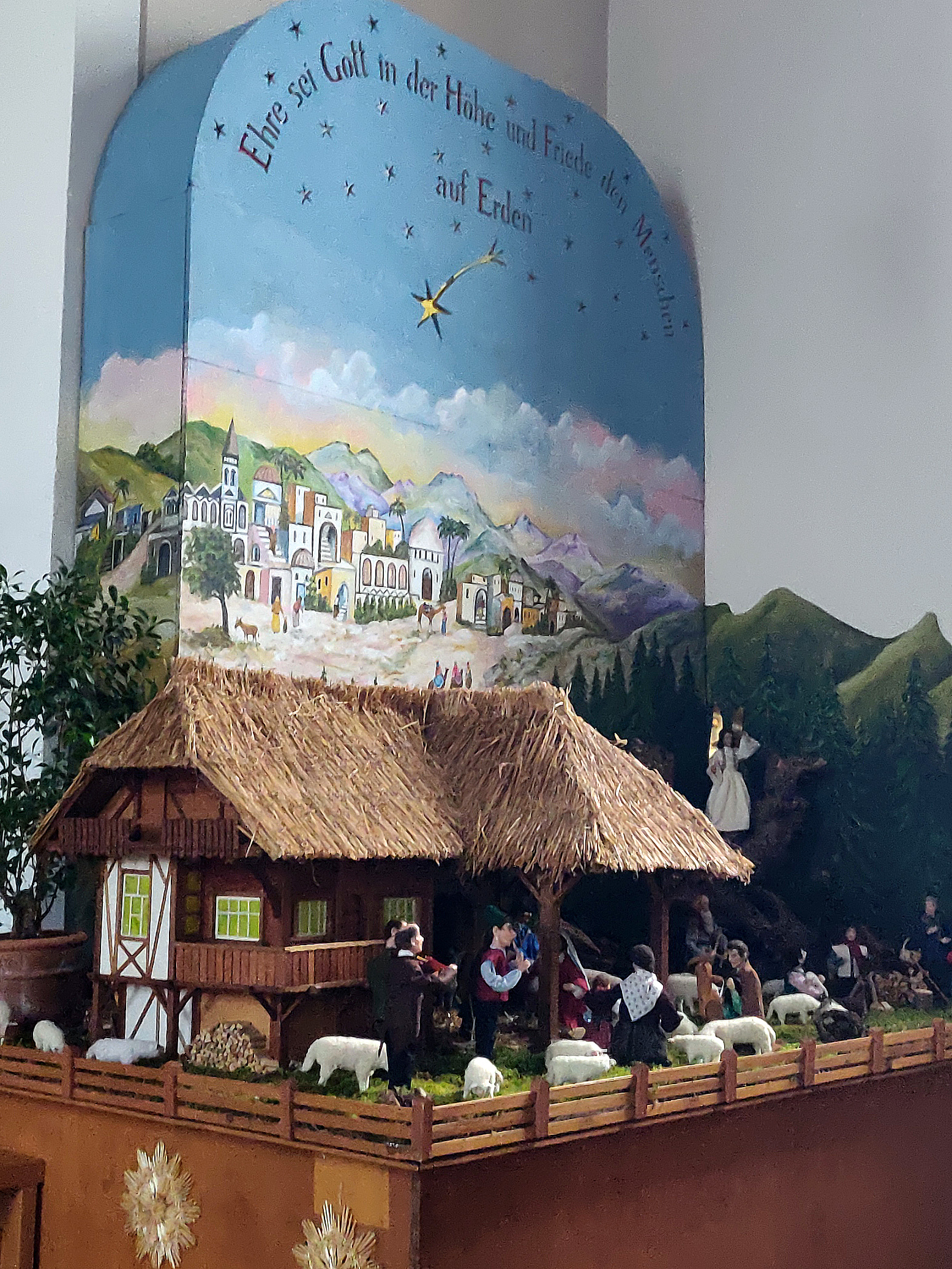 Die runderneuerte Dörlinbacher Kirchenkrippe lädt in diesem Jahr wahrlich zum Staunen ein. Sie vereint kreative Gestaltung, Detailreichtum und tiefgründige Symbolik.