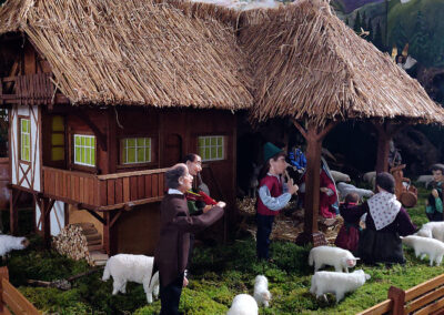 Die runderneuerte Dörlinbacher Kirchenkrippe lädt in diesem Jahr wahrlich zum Staunen ein. Sie vereint kreative Gestaltung, Detailreichtum und tiefgründige Symbolik.