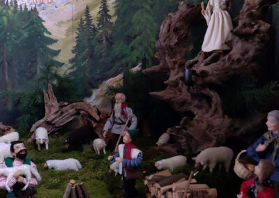 Die runderneuerte Dörlinbacher Kirchenkrippe lädt in diesem Jahr wahrlich zum Staunen ein. Sie vereint kreative Gestaltung, Detailreichtum und tiefgründige Symbolik.